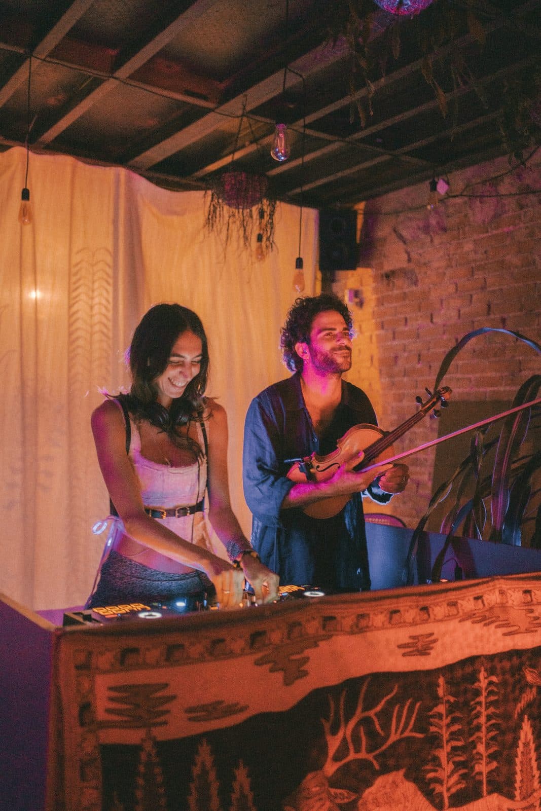 A DJ and a violinist playing together at TEJÁ.